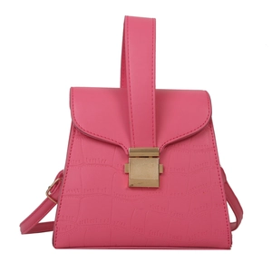 Sac à main élégant rouge rose avec motif crocodile, fermoir doré et bandoulière