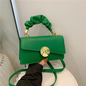 Petit sac bandoulière vert en cuir avec poignée plissée et boucle métallique dorée ronde