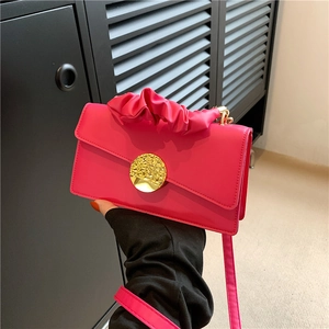 Sac à bandoulière fuchsia chic avec poignée plissée et boucle dorée ronde