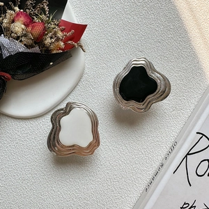 Detailansicht der schwarz-weißen Wellen-Handyhalterung mit glänzendem Silbermetallrand