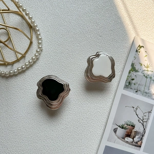 Minimalistische Handyhalterung mit silbernem Wellenrahmen in Schwarz und Weiß Emaille