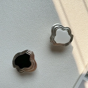 Nahaufnahme von schwarz-weißen Handy-Halterungen mit eleganten silbernen Metallrändern