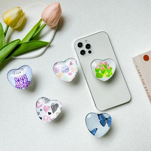 Set mit herzförmigen ausziehbaren Handygriffen mit Blumen- und Schmetterlingsmustern