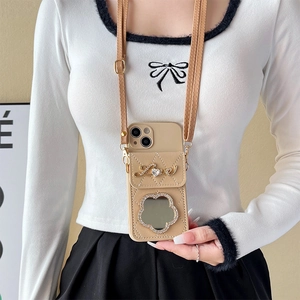 Détail de la coque en cuir matelassé beige avec miroir fleur et bandoulière