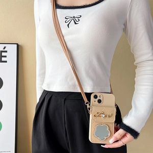 Coque iPhone beige matelassée avec bandoulière, miroir et lettrage Love en strass