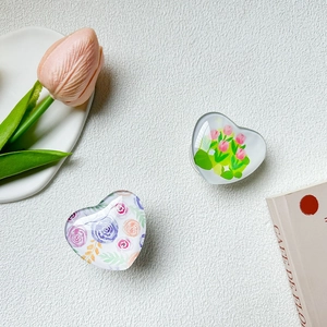 Detailansicht der herzförmigen Handyhalterung mit künstlerischen Tulpen-Illustrationen