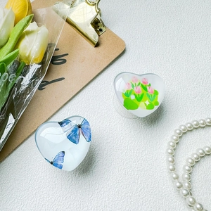 Detailansicht von herzförmigem Tulpen- und Schmetterling-Handyhalter aus Acryl