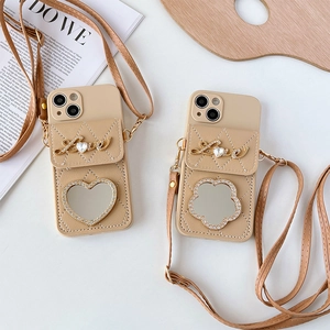 Détail de coque iPhone avec fente carte matelassée, miroir, breloque Love et bandoulière