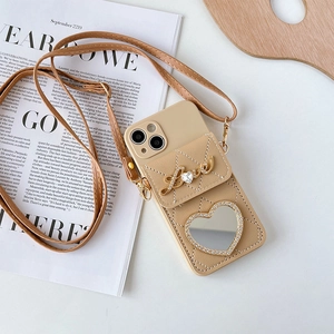 Coque iPhone bandoulière en cuir beige avec porte-carte, miroir cœur et lanière réglable