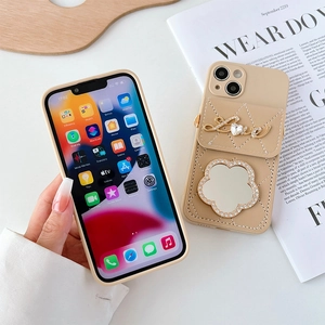 Coque iPhone en cuir matelassé avec miroir, fente pour carte et décor coeur doré