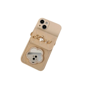Coque iPhone en cuir crème matelassé avec porte-carte, lettrage Love et miroir