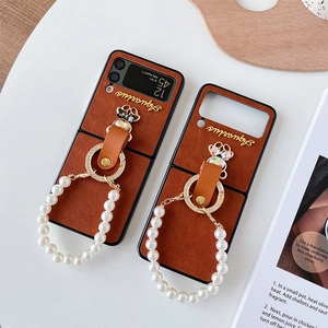 Custodia lusso in pelle marrone per Samsung Z Flip con catena di perle e lettera oro