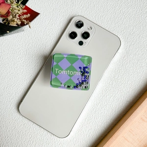 Checkered square phone grip with blue flowing beads and Tomtomm logo on smartphone