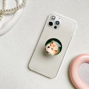 Supporto per telefono retrattile con simpatico Shiba Inu e fiore su smartphone bianco
