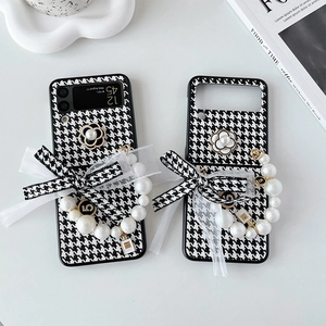 Custodia Samsung Galaxy Z Flip pied-de-poule con fiore e cinturino di perle
