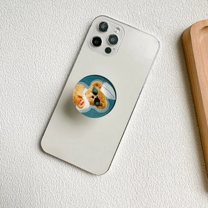 Dettaglio supporto telefono orsetto 3D con occhiali su smartphone bianco