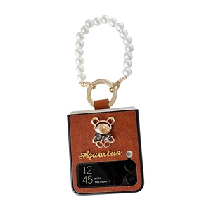 Custodia Samsung Z Flip in pelle marrone con orsetto di strass, catena di perle e ciondolo