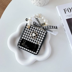 Dettaglio custodia Samsung Z Flip 4 di lusso con motivo pied-de-poule e manico in perle