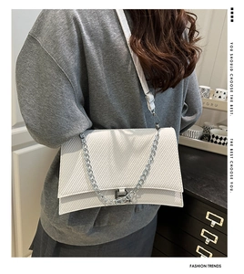 Détail du sac à bandoulière en cuir texturé blanc avec boucle B argentée et chaîne