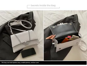 Vue interne d'un sac à bandoulière blanc texturé avec chaîne et boucle argentée logo B