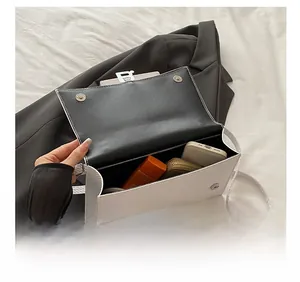 Détail de l'intérieur du sac en cuir blanc avec double fermoir magnétique et grand espace
