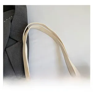 Détail de la poignée du sac fourre-tout blanc avec motifs étoiles et couture solide