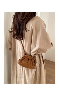 Elegante borsa a nuvola in camoscio marrone con dettagli plissettati in stile lifestyle