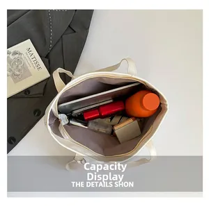 Intérieur spacieux du cabas en similicuir blanc avec tablette et accessoires