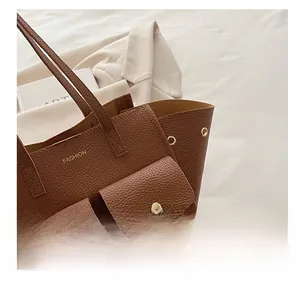 Dettaglio borsa tote marrone in pelle con tasche frontali a patta funzionali