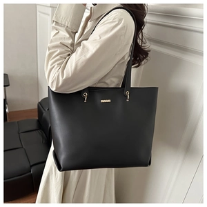 Vue latérale détaillée du grand sac cabas noir avec garnitures métalliques dorées