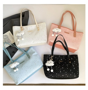 Détails de sacs fourre-tout à motifs d'étoiles colorés avec breloques nuages en quatre tons
