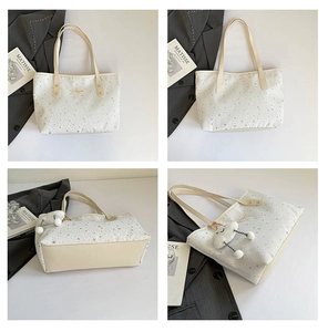 Détail du sac cabas à motif étoilé avec charme nuage et doubles bandoulières