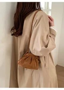 Borsa a tracolla a nuvola plissettata marrone in pelle scamosciata con trench beige