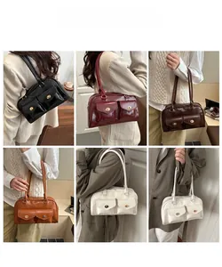 Zusammenstellung schicker Umhängetaschen in fünf Farben mit Retro-Doppeltaschen