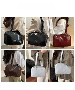 Sac cosmétique en cuir PU grande capacité montré en plusieurs couleurs sur modèle