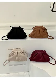 Borse a nuvola plissettate minimaliste in nero, marrone, beige e bordeaux su display bianco