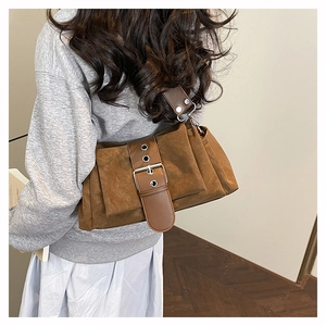 Vue latérale du sac baguette marron mat avec boucle porté par un mannequin