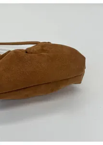 Dettaglio macro del tessuto scamosciato marrone di alta qualità con trama a pieghe borsa