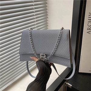 Sac à Épaule Vintage Sablier pour Femmes en Simili Cuir PU Texture Diagonale Sac à Bandoulière Avec Chaîne Argentée et Boucle Logo B