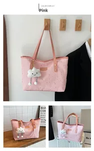 Détail du cabas rose avec motifs étoiles argentées et un pendentif nuage mignon