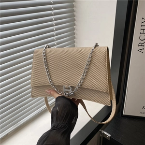 Sac à bandoulière tissé beige avec chaîne argentée et boucle en métal logo B