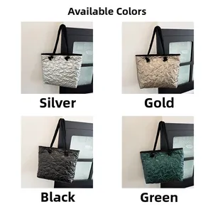 Détail du sac cabas matelassé à étoiles présentant les options argent, or, noir et vert