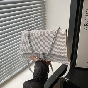 Sac à bandoulière blanc texturé avec chaîne argentée et détail logo B en métal