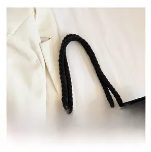 Détail du cabas métallisé vert foncé avec texture matelassée et bandoulière en corde