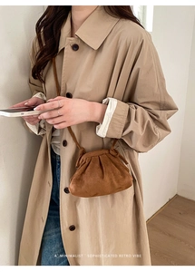 Borsa a tracolla in pelle scamosciata marrone con design a nuvola su outfit da modella