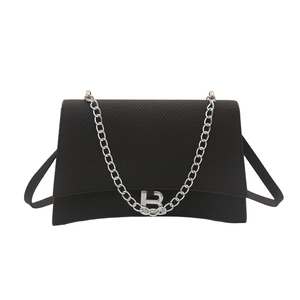 Sac à bandoulière noir forme sablier avec boucle B argentée et bandoulière chaîne