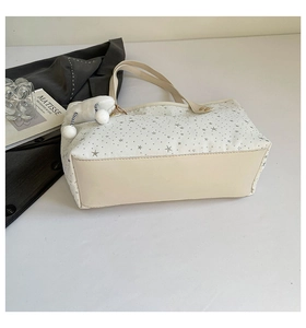 Détail du sac cabas en toile à motifs étoiles avec charme nuage et base renforcée