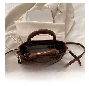 Vue intérieure montrant la grande capacité du sac vintage marron pour les téléphones