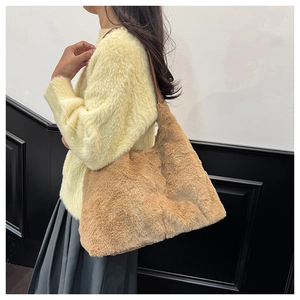 Primo piano della borsa tote in morbido peluche marrone con tracolla per la moda autunno