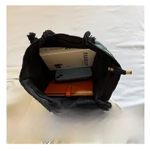 Détail de l'intérieur du grand sac cabas noir montrant l'espace et la fermeture éclair
